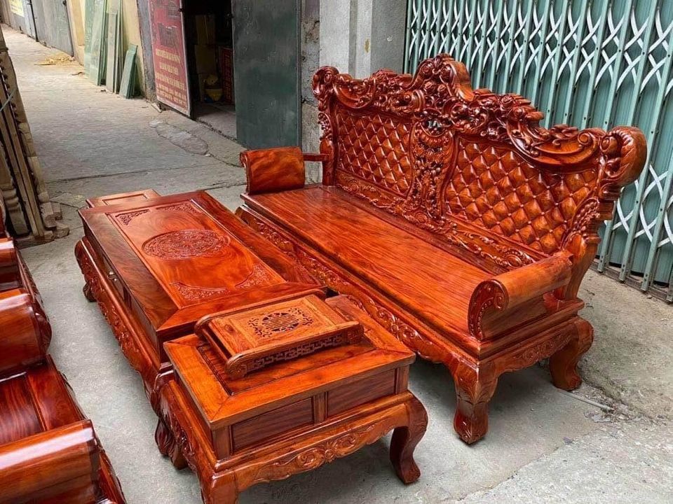 Bộ bàn ghế Hoàng Gia gỗ Lim: Tinh tế và sang trọng, bộ bàn ghế Hoàng Gia gỗ Lim sẽ làm nổi bật không gian phòng khách của bạn. Với chất liệu gỗ lim cao cấp và kiến ​​thức thợ thủ công chuyên nghiệp, sản phẩm này mang đến sự thoải mái và đẳng cấp cho mọi thành viên trong gia đình.
